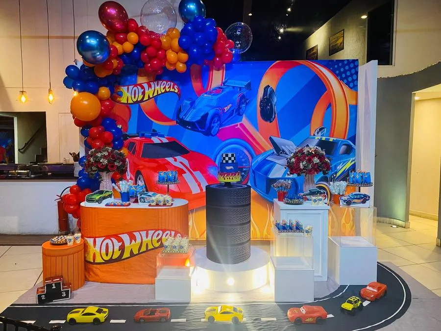 Decoração Hot Wheels · Hot Wheels 4 · Buffet Family