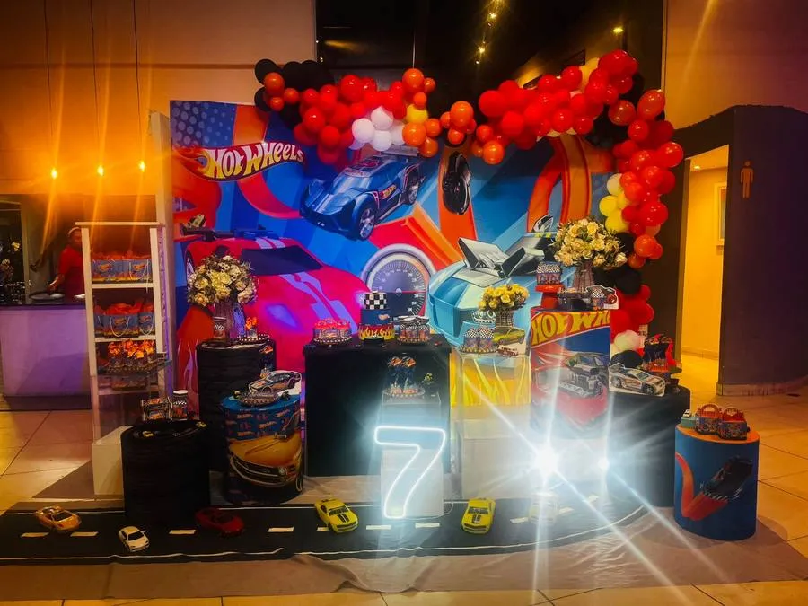 Decoração Hot Wheels · Hot Wheels 7 · Buffet Family